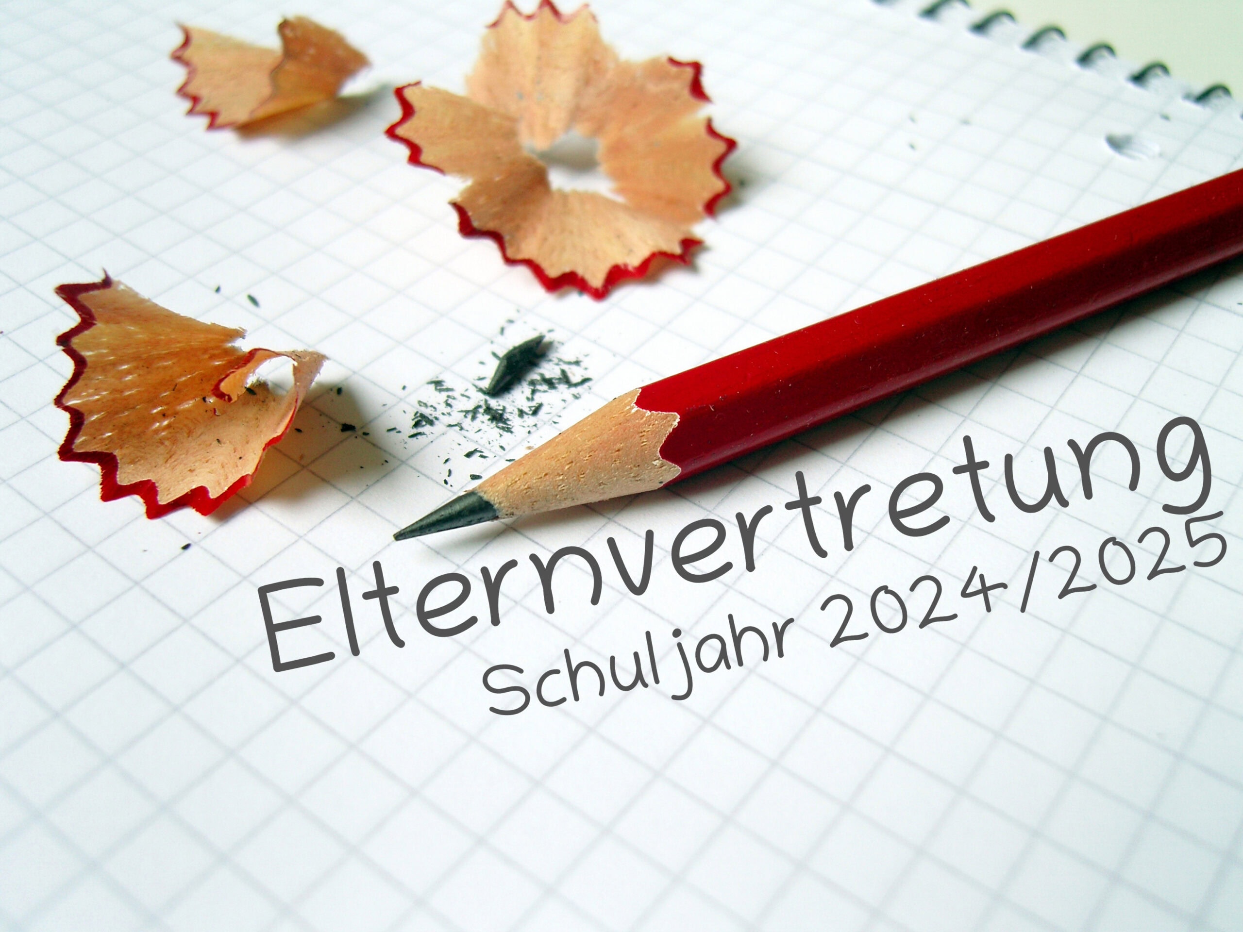 Roter Bleistift und Spitzerreste auf kariertem Papier mit Text "Elternvertretung Schuljahr 2024/2025".